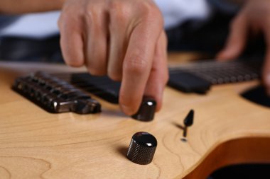 Erkek klasik şekli elektrik gitar çalmak silah