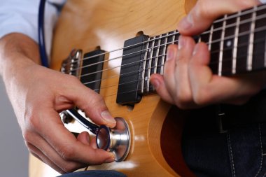 Erkek silah gitar teşhis stetoskop kafa tutun