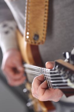 Erkek klasik şekli elektrik gitar çalmak silah