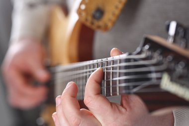 Erkek klasik şekli elektrik gitar çalmak silah