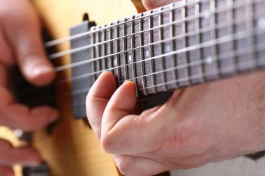 Erkek klasik şekli elektrik gitar çalmak silah