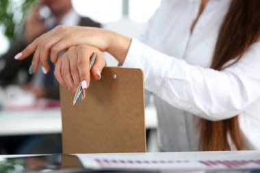 Takım elbiseli kadın kolu tut gümüş kalem ve yastık