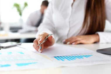 Takım elbiseli kadın kolu tut gümüş kalem ve yastık