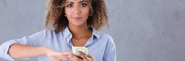 Mooie zwarte vrouw portret. Verstrooiing geld notities — Stockfoto