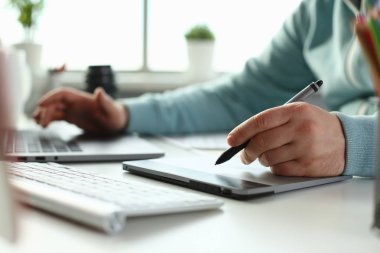 Genç bir tasarımcı onun tablet kaleminden tutar