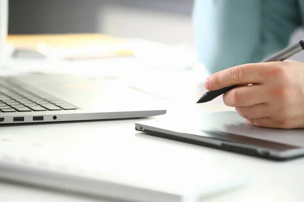 Un giovane designer tiene una penna da un tablet nel suo — Foto Stock