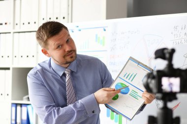 Erkek takım elbise ve kravat istatistikleri grafik panelini göster