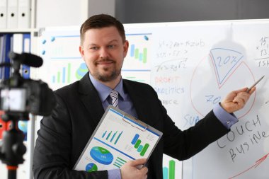 Erkek takım elbise ve kravat istatistikleri grafik panelini göster