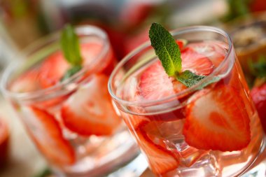 Çilek yumruk ev kokteyl closeup yapılan