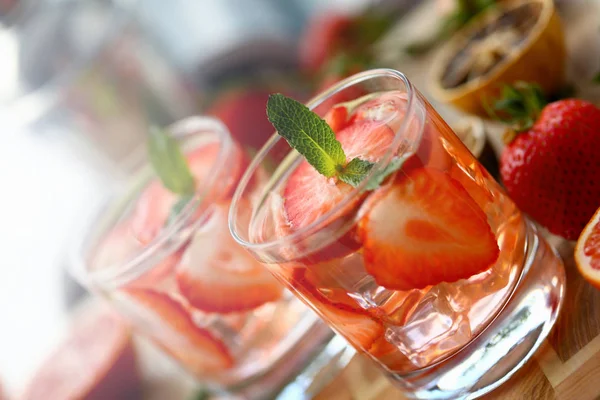 Erdbeerpunsch hausgemachte Cocktail Nahaufnahme — Stockfoto