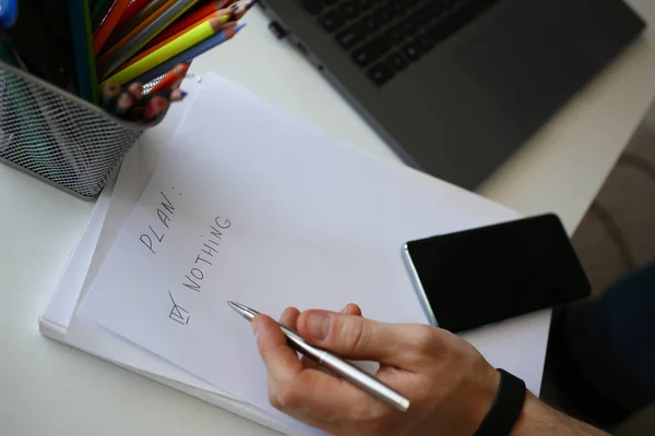 Männliche Hand hält silbernen Stift und komponiert Aufgabenliste — Stockfoto