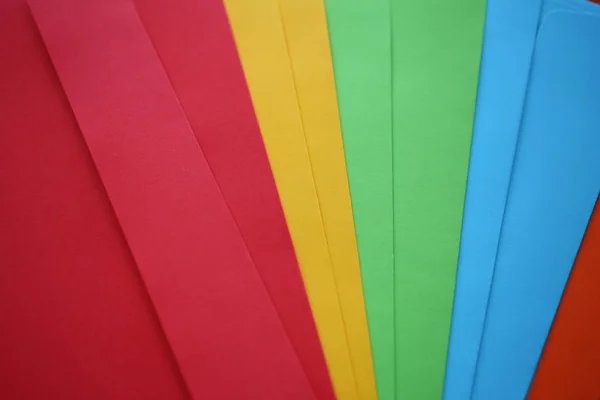 Набір барвистих конвертів, що лежать у формі фанкойлу — стокове фото