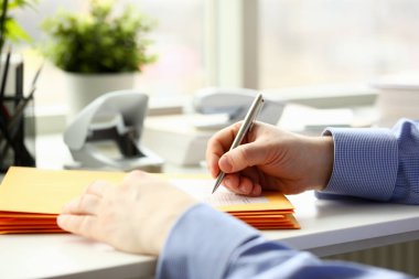 İş adamı tutun el gümüş kalem.