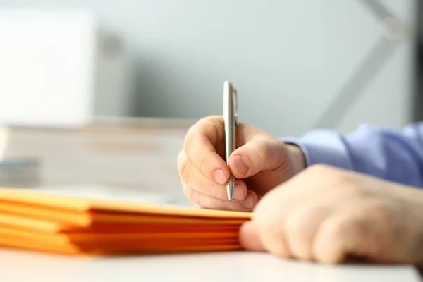 Бизнесмен держит серебряную ручку за руку . — стоковое фото