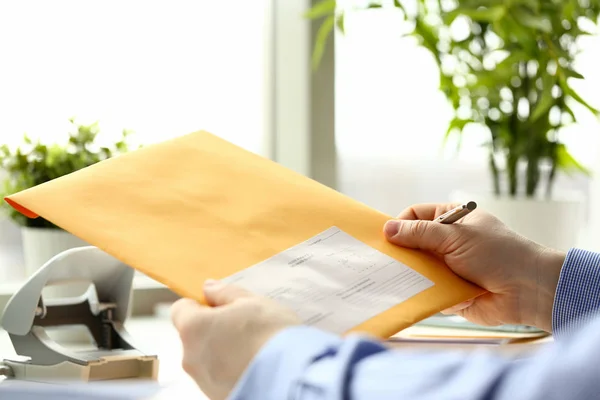 Zakenman houden hand gele mail envelop — Stockfoto