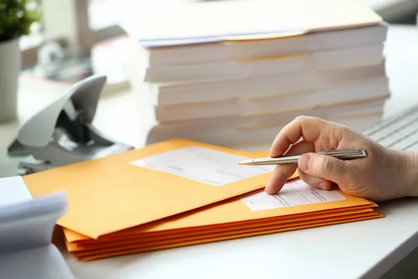 Geschäftsmann hält Hand in Hand Silberstift. — Stockfoto