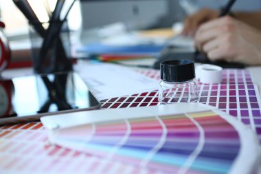 Sınama yazdırma kağıt sayfası renk testi tasarım tarihimin ve Büyüteç camı