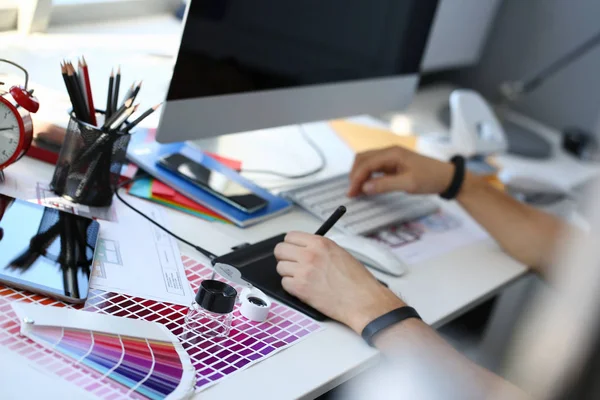 Testen van papier af te drukken pagina met kleur test ontwerp fantail en vergrootglas — Stockfoto