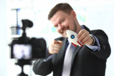 El closeup işadamı tutun roket