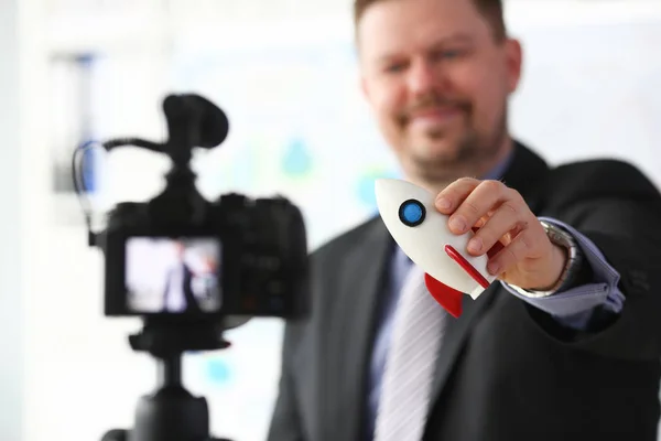 Empresário segurar foguete na mão closeup — Fotografia de Stock