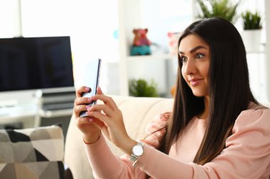 Kadın portre Divan tutun smartphone