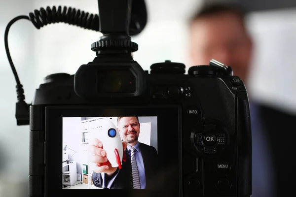 Επιχειρηματίας Κρατήστε πύραυλο στο χέρι κινηματογράφηση σε πρώτο πλάνο — Φωτογραφία Αρχείου