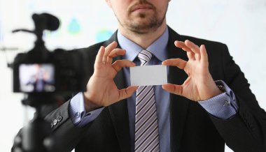 Bisnessman kartvizit el tutun