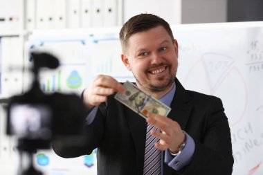 Erkek takım elbise ve kravat istatistikleri grafik panelini göster