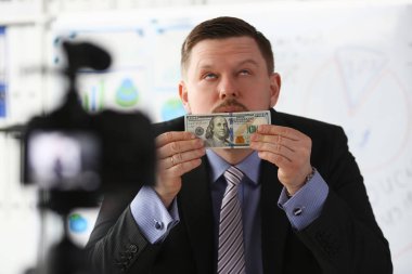 Erkek takım elbise ve kravat istatistikleri grafik panelini göster