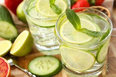 Ev kokteyl yapılmış salatalık yumrukla kireç