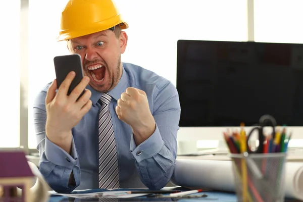 Ingeniero de construcción feliz mirando en su — Foto de Stock