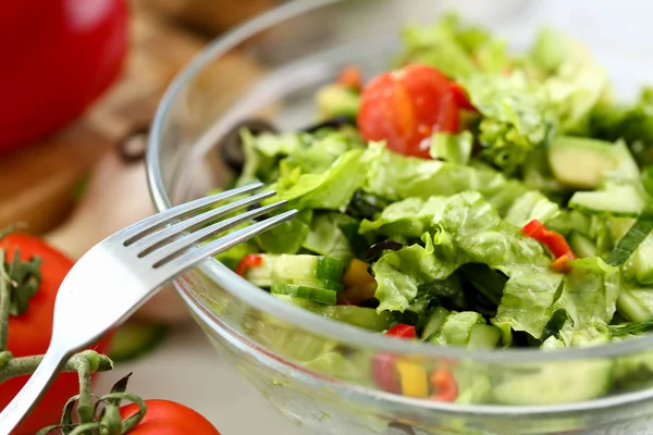 Silbergabel im Teller mischt Salat mit frischem Gemüse — Stockfoto