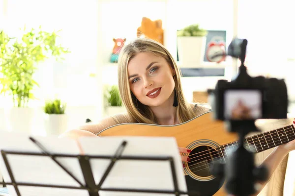 Mulher de beleza milenar na moda blogueiro misic — Fotografia de Stock