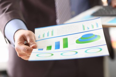 İşadamı analitik grafik ve ekonomik ilerleme