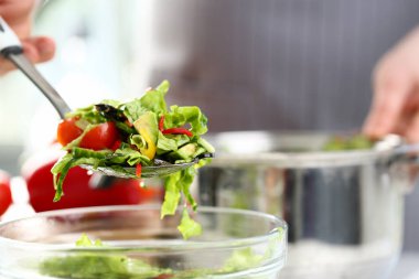 Kaşık organik taze sebze salatası ile