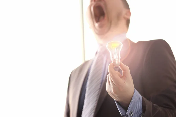 Mannelijke hand met verlichte gloeilamp — Stockfoto