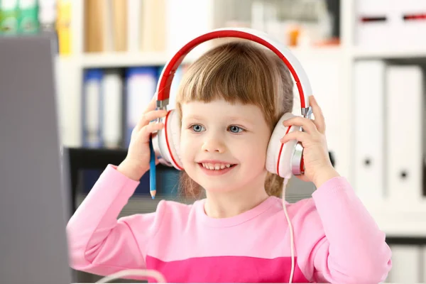 Menina usando fones de ouvido usar computador móvel — Fotografia de Stock