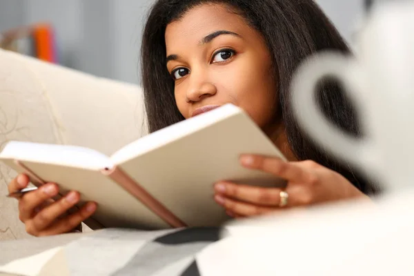 Sourire femme noire lire livre d'histoire à la maison — Photo