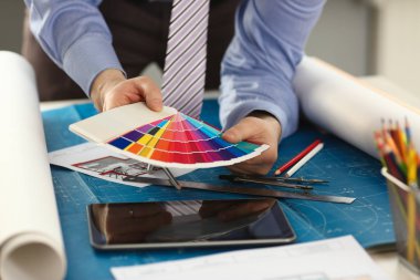 Spektrum renkli erkek işçi elleri