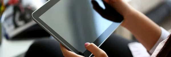 Weibliche Hand hält Tablet im häuslichen Umfeld, während — Stockfoto