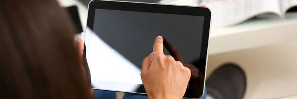 Weibliche Hand hält Tablet im häuslichen Umfeld, während — Stockfoto