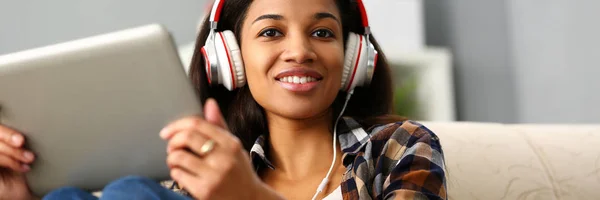 Negro ordinario mujer diseñador lugar de trabajo — Foto de Stock