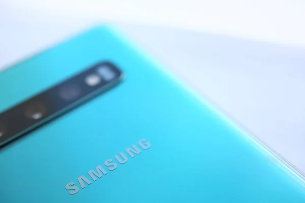 Smartphone samsung galaxy s 10 aquamarine — Stock Photo, Image