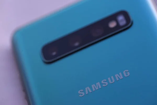 Smartphone samsung galaxie s 10 aigue-marine — Photo