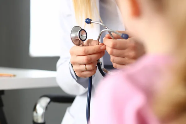 Vrouwelijke arts arm Hold stethoscoop meten geduldige hartslag — Stockfoto
