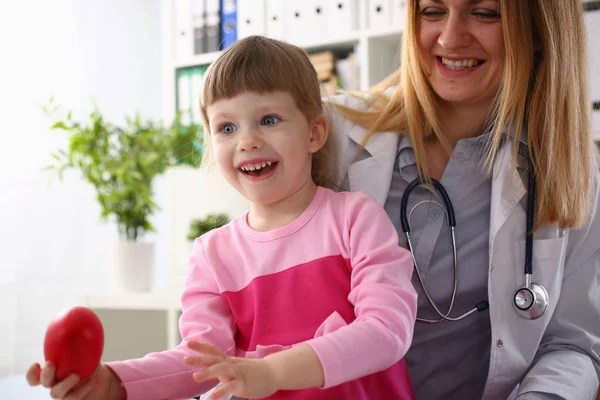 Nettes kleines Mädchen besucht Hausarztpraxis — Stockfoto