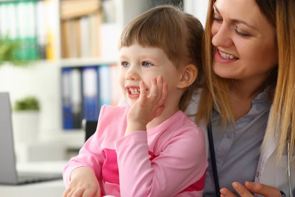 Söt liten flicka som besöker familjens läkare kontor — Stockfoto