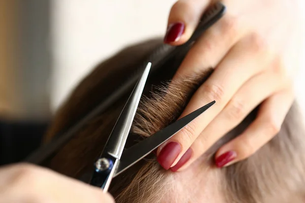 Femmina mano capelli forbici parrucchiere — Foto Stock