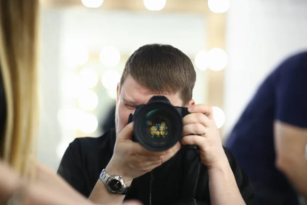 Un photographe masculin tient un appareil photo dans — Photo