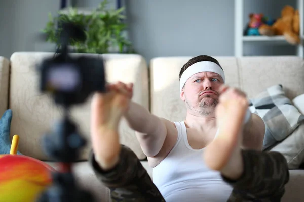 Vlogger Freak visar sina abonnenter på kamera — Stockfoto